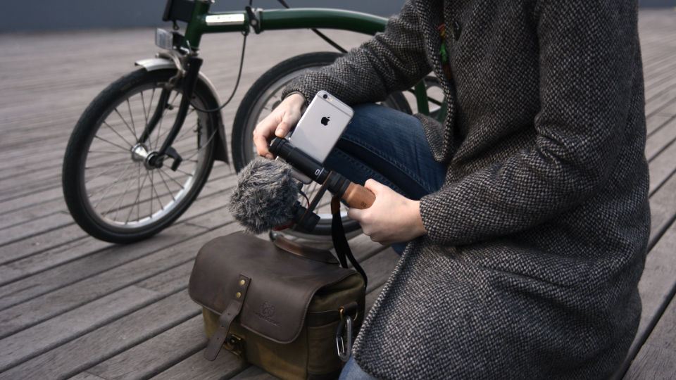 SHOULDERPOD R2 POCKET SMARTPHONE RIG FOR IPHONE bicycle